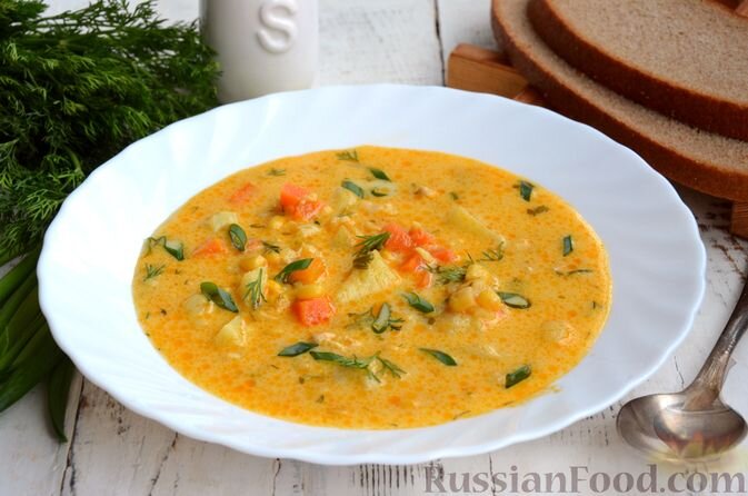 куриные ножки, кукуруза консервированная, картофель, морковь, лук репчатый, чеснок, сливки, томат-паста, масло оливковое, лавровый лист, соль, перец чёрный молотый, чеснок, паприка, кориандр, куркума, зелень петрушки, зелень укропа, лук зелёный, вода