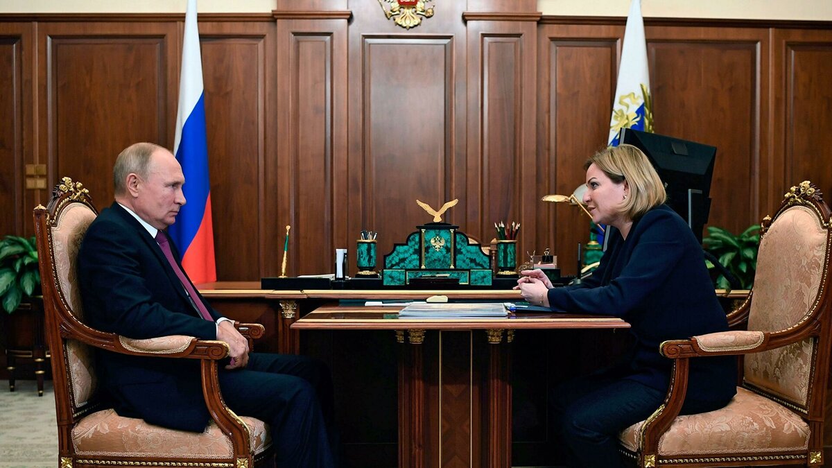 Путин на встрече с министром культуры. Фото Яндекс.Картинки.