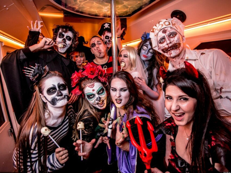Молодежь празднует хэллоуин.