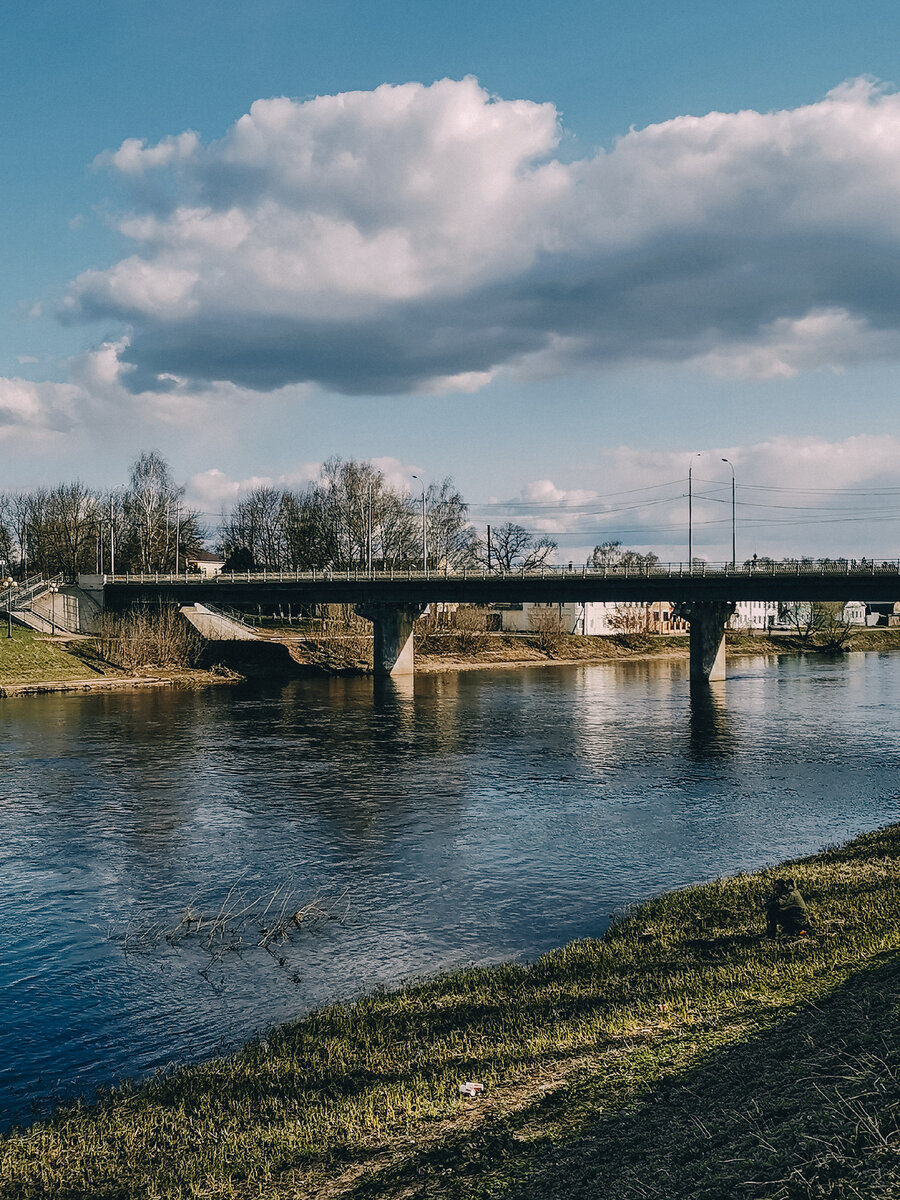 Конечно туристы есть, но здесь всё равно не так многолюдно; из-за этого в городе создаётся какое-то спокойствие, тишина и уют. Живописнее делает город река Тверца, разделяющая его на 2 части. 