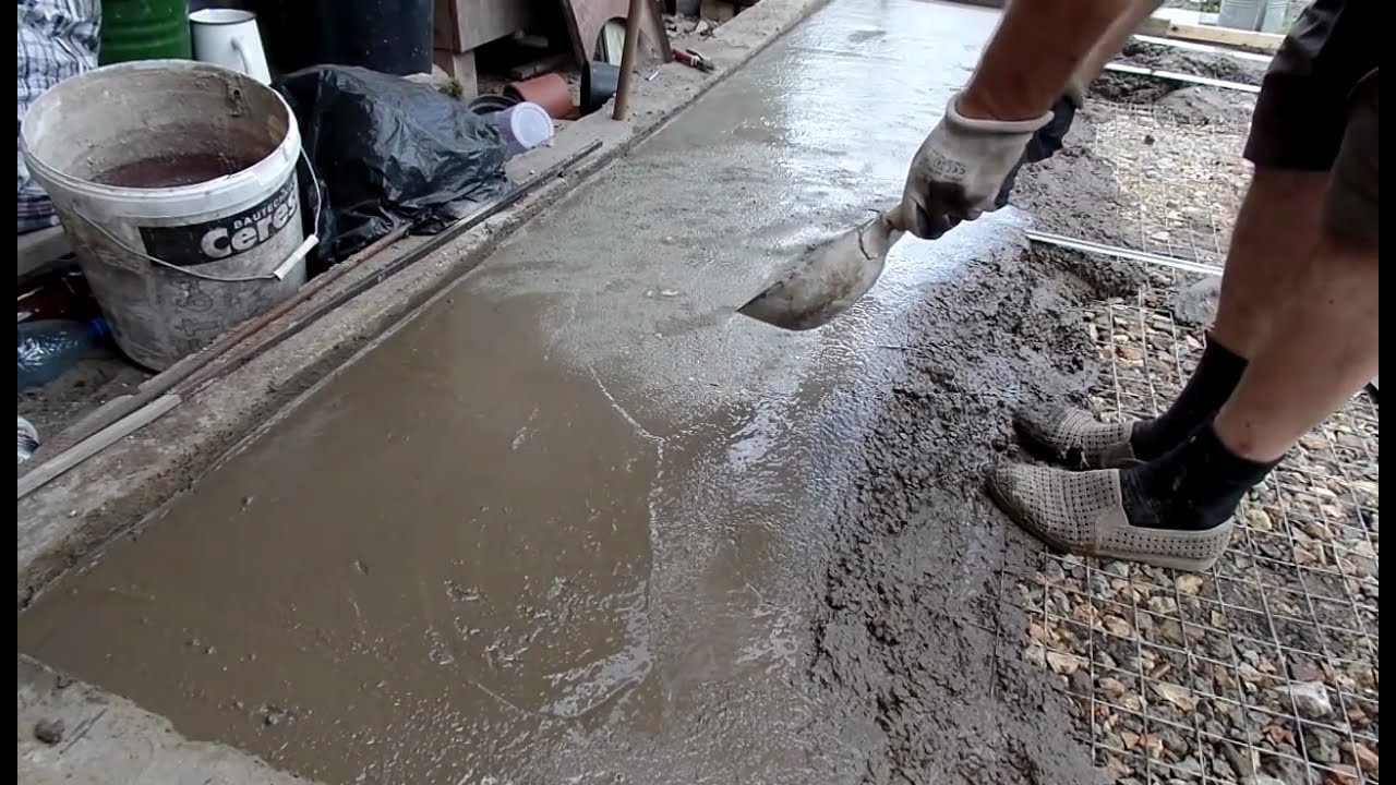 Что делать, если на свежезалитый бетон выпал дождь и в нем оказалось много воды?2