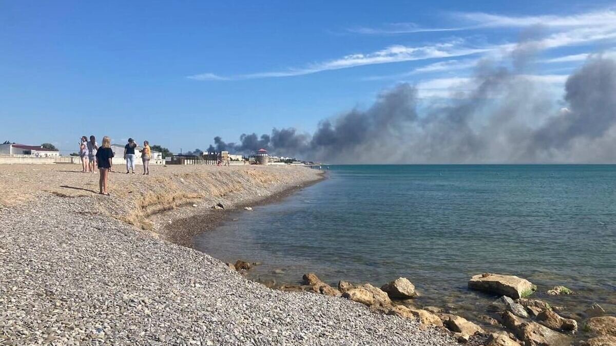    Дым от взрыва в крымском поселке Новофедоровка© РИА Новости