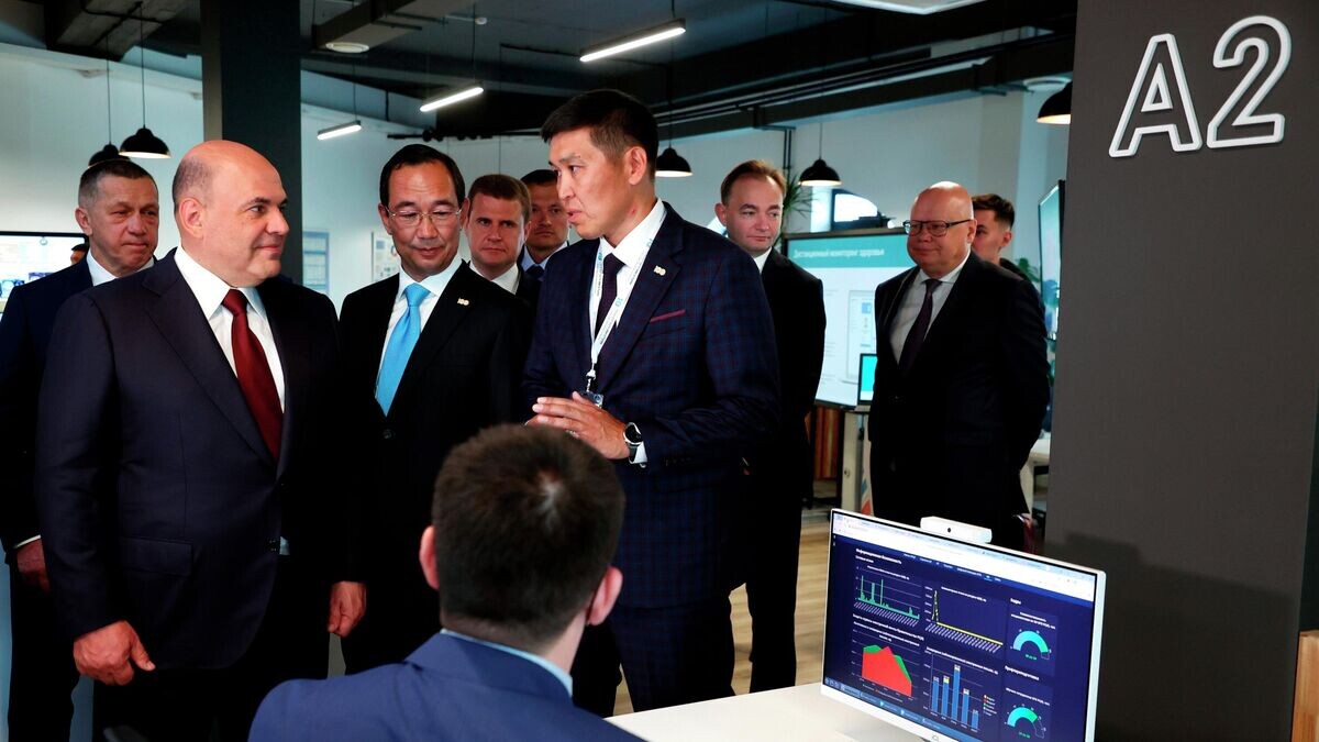     Председатель правительства РФ Михаил Мишустин и глава Республики Саха (Якутия) Айсен Николаев во время посещения IT-парка "Якутск"© РИА Новости / Дмитрий Астахов