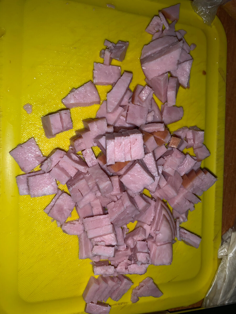 Нарезаем колбасу у меня это ветчина 