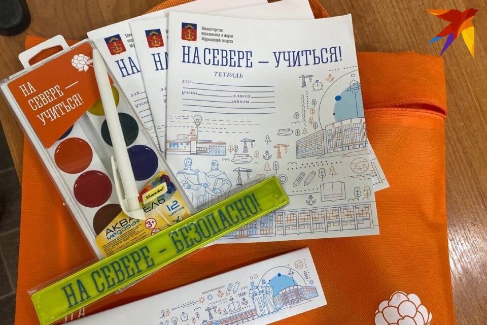     В некоторые школы Мурманска привезли чуть меньше наборов, чем было нужно, но уже 2 сентября все первоклассники получат свои подарки. Мария ПАШЕНКОВА