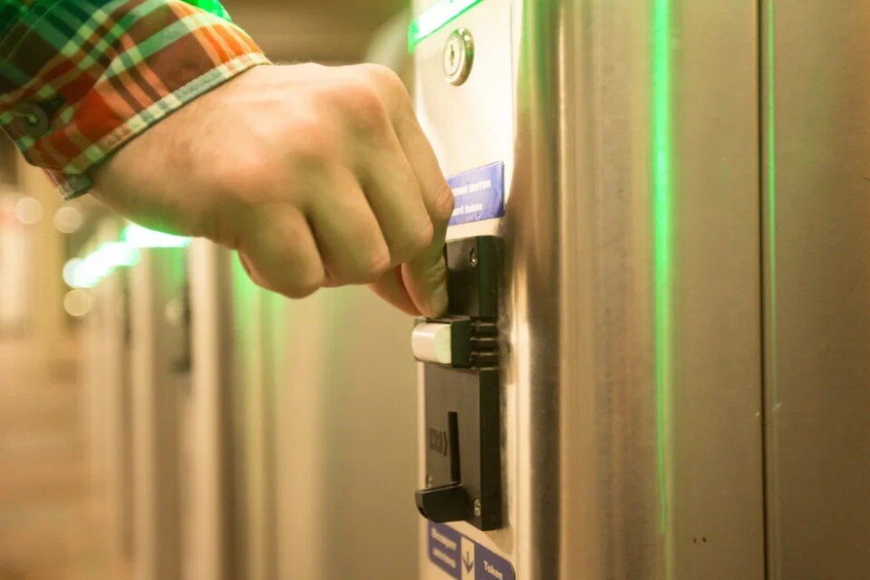     В метрополитене Петербурга не исключают, что в 2025 году жетон будет стоить уже 76 рублей. Александр ГЛУЗ