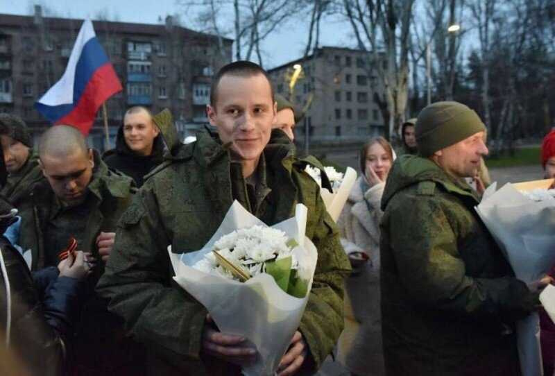 На заглавном фото: в ДНР вернули военнослужащих, освобожденных из украинского плена 