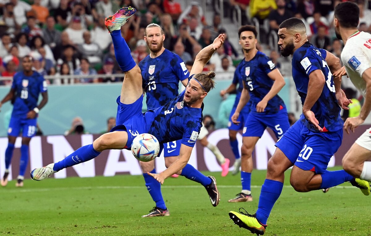    Игроки сборной США  EPA-EFE/Neil Hall