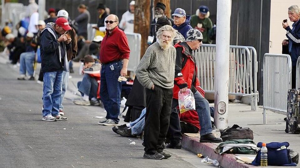 Страна бомжей. Нищие в США. Бездомные пенсионеры в США.
