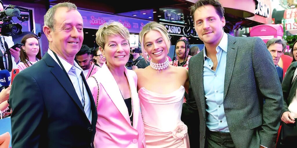 Марго Робби с папой Дугом Робби, мамой Сэри Кесслер и мужем Томом Экерли на премьере «Барби»