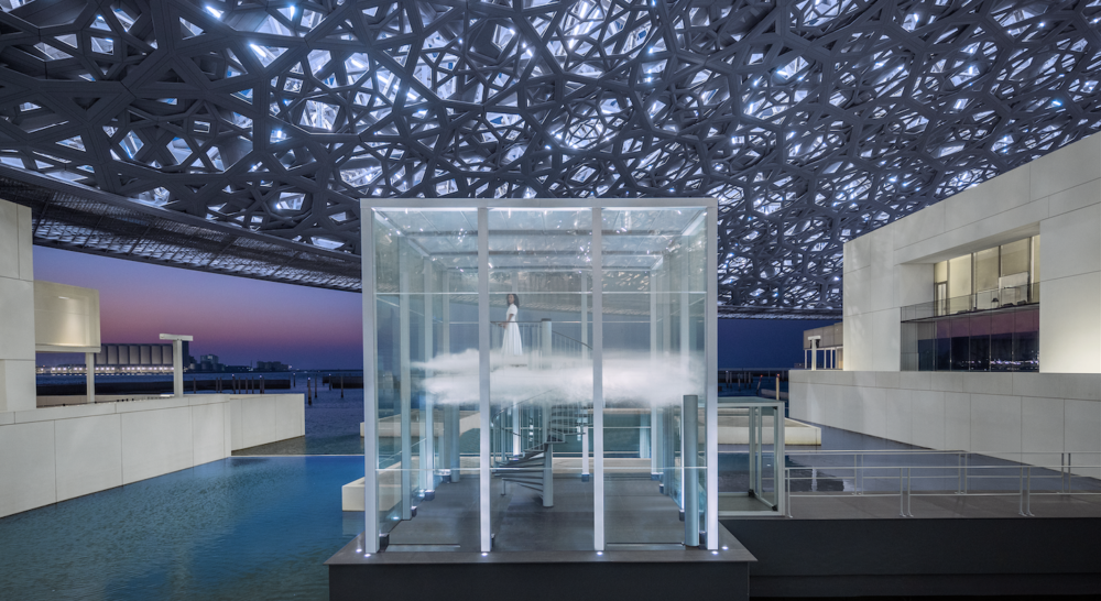  арт-инсталяция, Лувр, парфюм