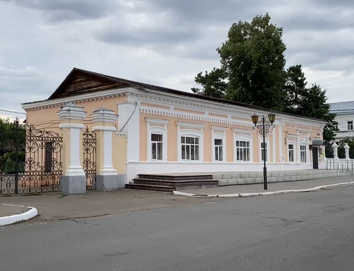 Необычные памятники связисту и почтальону, дворнику и городовому, Цветаевой  и Ленину, самовару и дятлу в старинном городке Елабуге. | Павел Бочкарев  Путешествуем вместе | Дзен