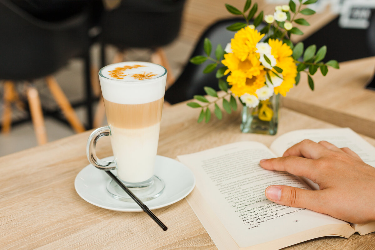 За чашечкой кофе на дзен читать рассказы. Книга о кофе. Книга кофе цветы. Книга кофе с молоком. Кофемашина доброе утро.