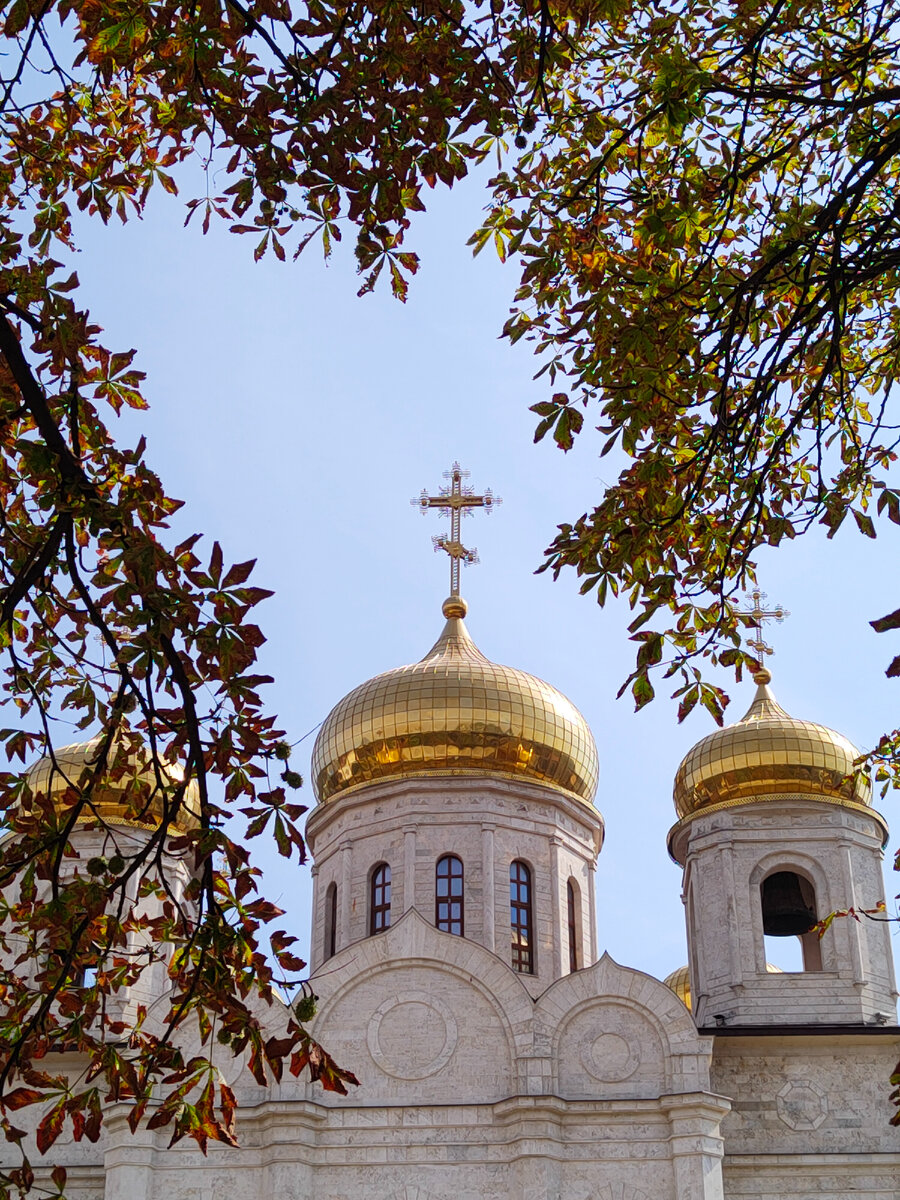 Спасский собор в Пятигорске. Каштаны - первые маяки осени