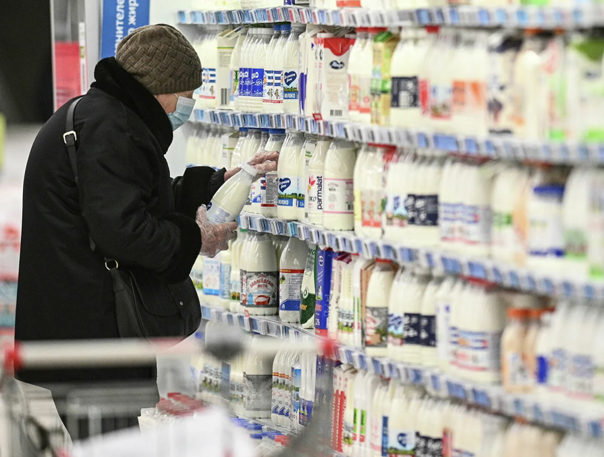 Почему покупают продукты. Молоко подорожало. Подорожание продуктов. Рынок молочной продукции. Молочные продукты в магазине.