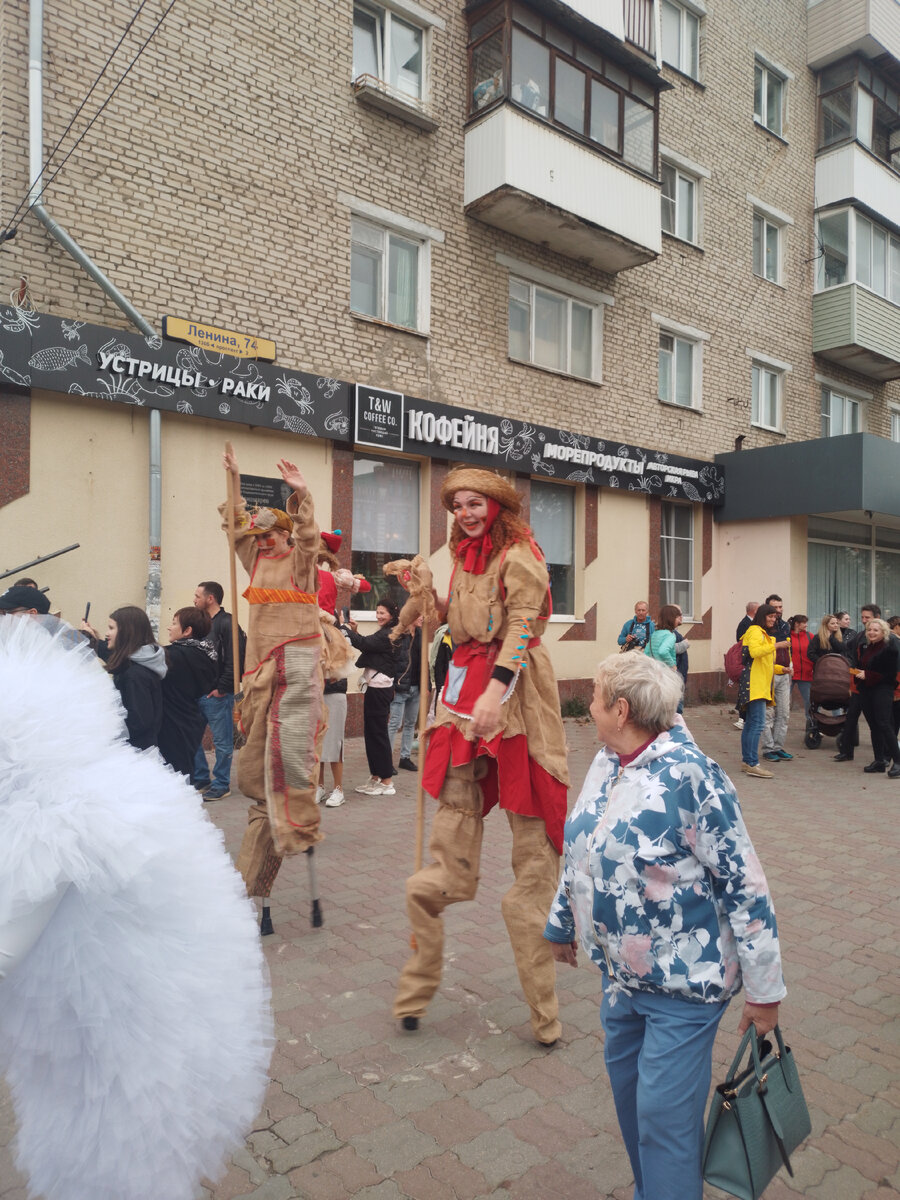Нашему городу -877, но он  как всегда молод, красив, хорош собой, да ещё в в полном расцвете сил, радует своих жителей и гостей, историческими  памятниками, итересными музеями, замечательными...-53