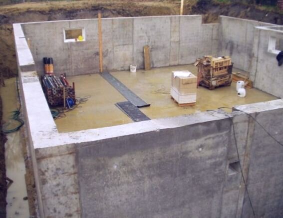 Подвал с монолитными стенами. В таком помещении можно жить зимой с минимумом отопления. Экономия денег!