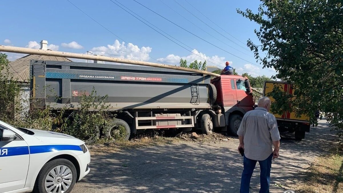    Конфета спровоцировала ДТП в Донецке Ростовской области, сообщили в социальных сетях местные жители.