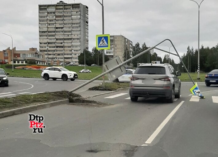    Фуру «заломило» после неудачного съезда с кольца в Петрозаводске, видео Автор неизвестен / паблик «ДТП Петрозаводска и Карелии»