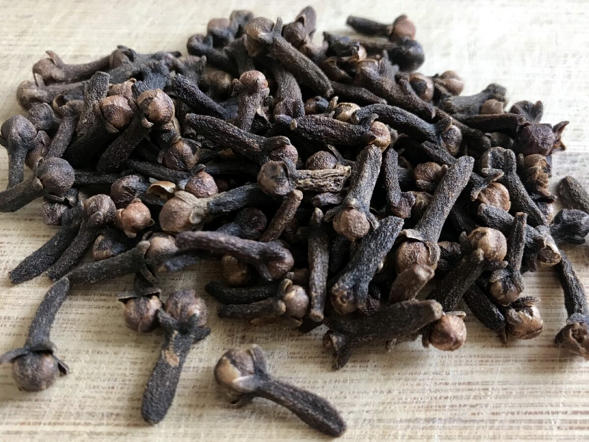 Well, who among us doesn’t use cloves in the kitchen? Every self-respecting housewife actively uses these buds in twists, preparations, and marinades. Great spice and seasoning!