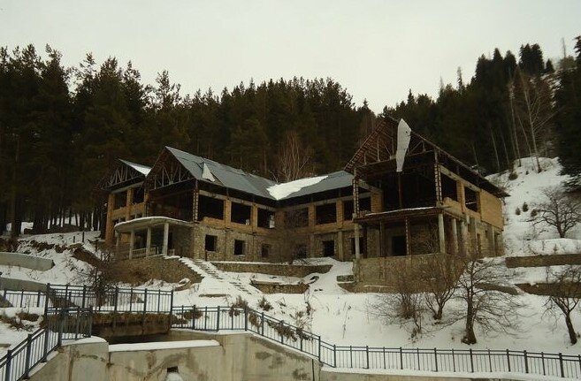 Источник: Уткин Павел, Олег Егоров. Материал Павла Уткина, 03 января 2020 года, 15:00. https://www.inalmaty.kz/news/2621701/kak-vygladit-misticeskij-dom-s-prizrakami-v-okrestnostah-medeo-foto