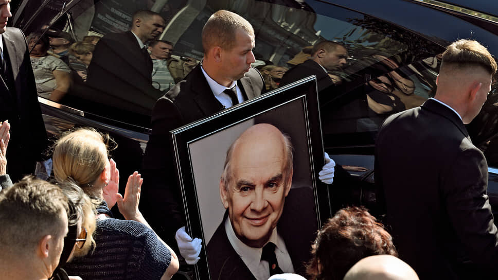 Фото: Глеб Щелкунов / Коммерсантъ📷Николая Добронравова проводили как классика поэзии — под аплодисменты