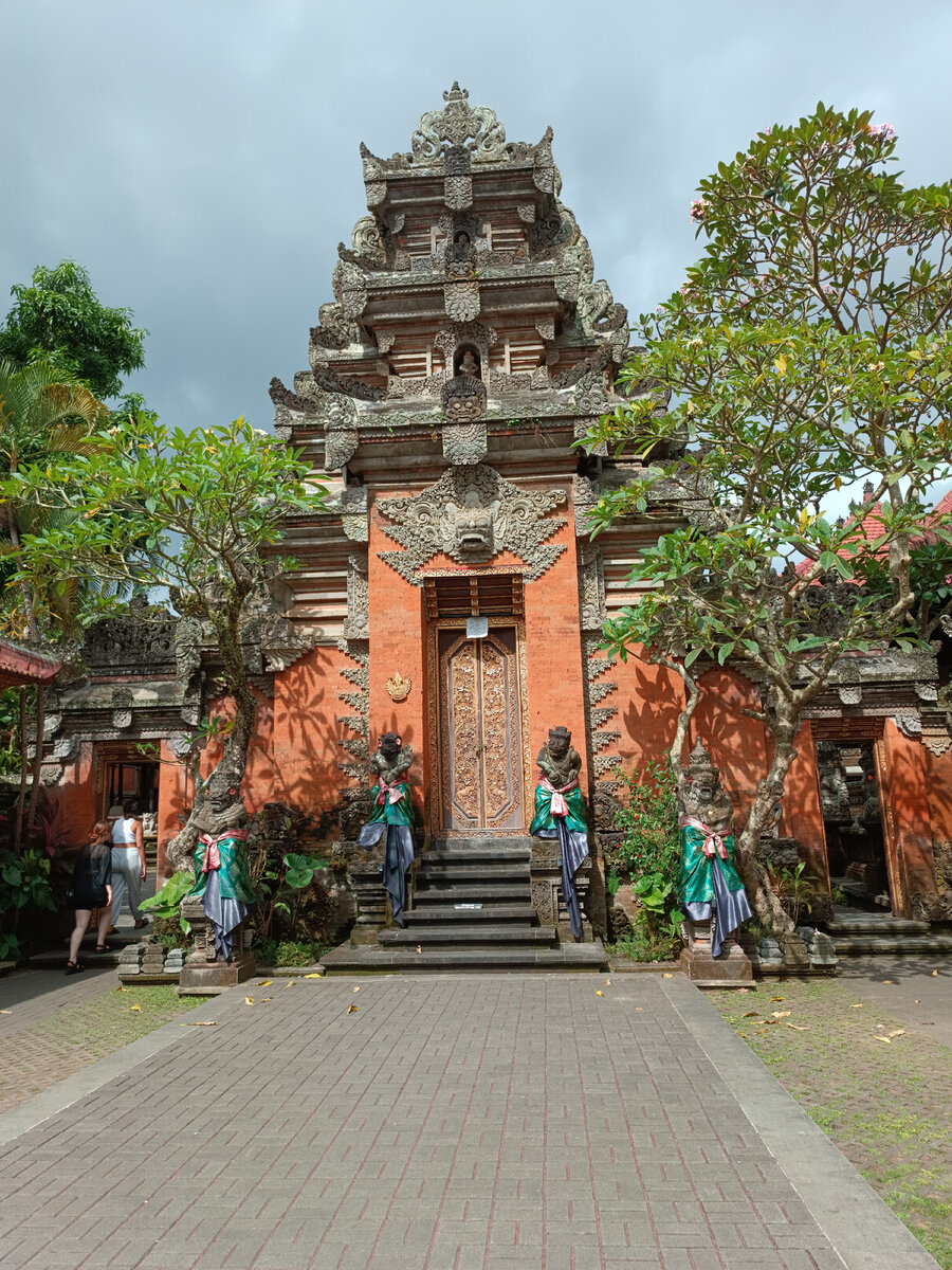 Очень сложно сделать фото без толп туристов.