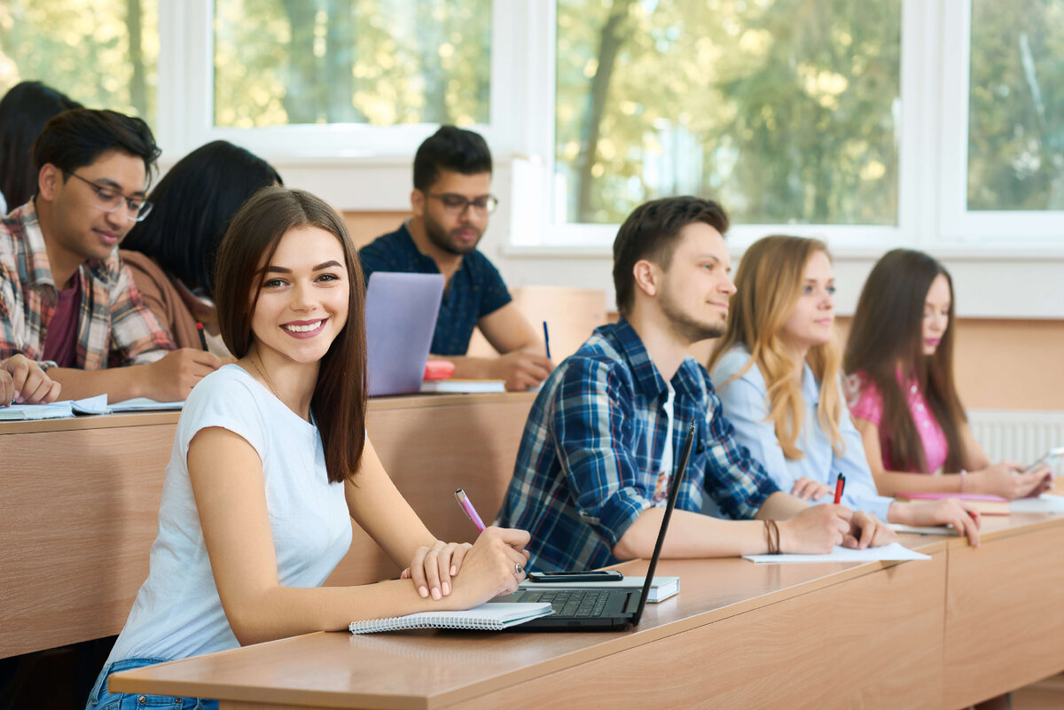 Attend school. Студенты. Студент сидит за партой. Студент за партой. Студенты сидят в аудитории.