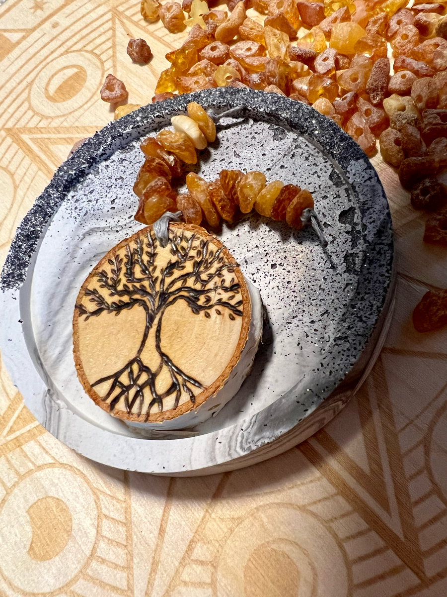 Древо жизни - символ связи между миром людей, духовным миром и миром природы 