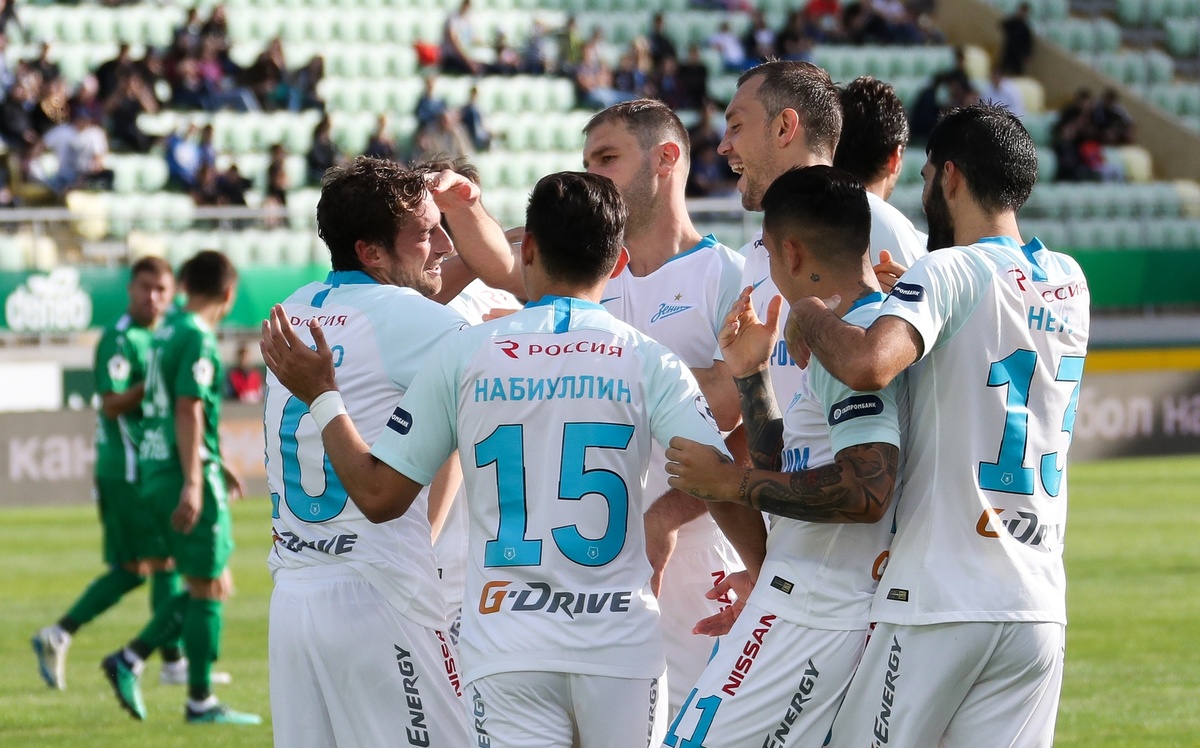 Футболисты Зенита празднуют забитый гол в ворота Анжи