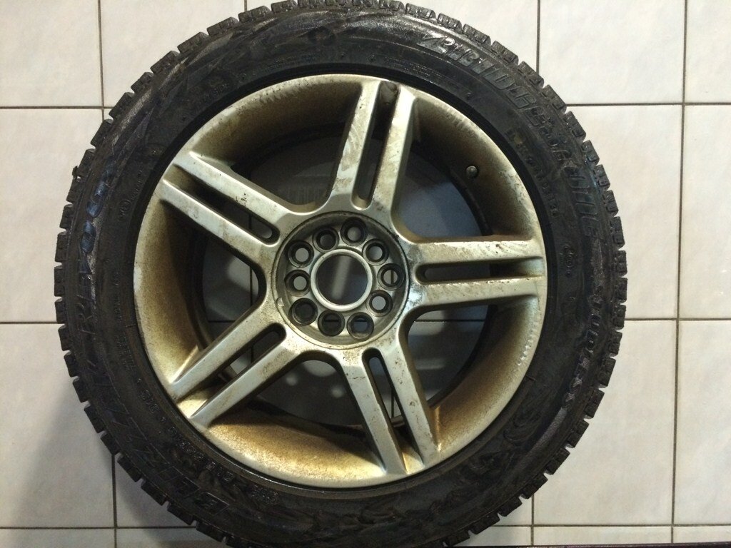 Это не грязь. Это налет, избавиться от которого можно только в процессе химчистки.