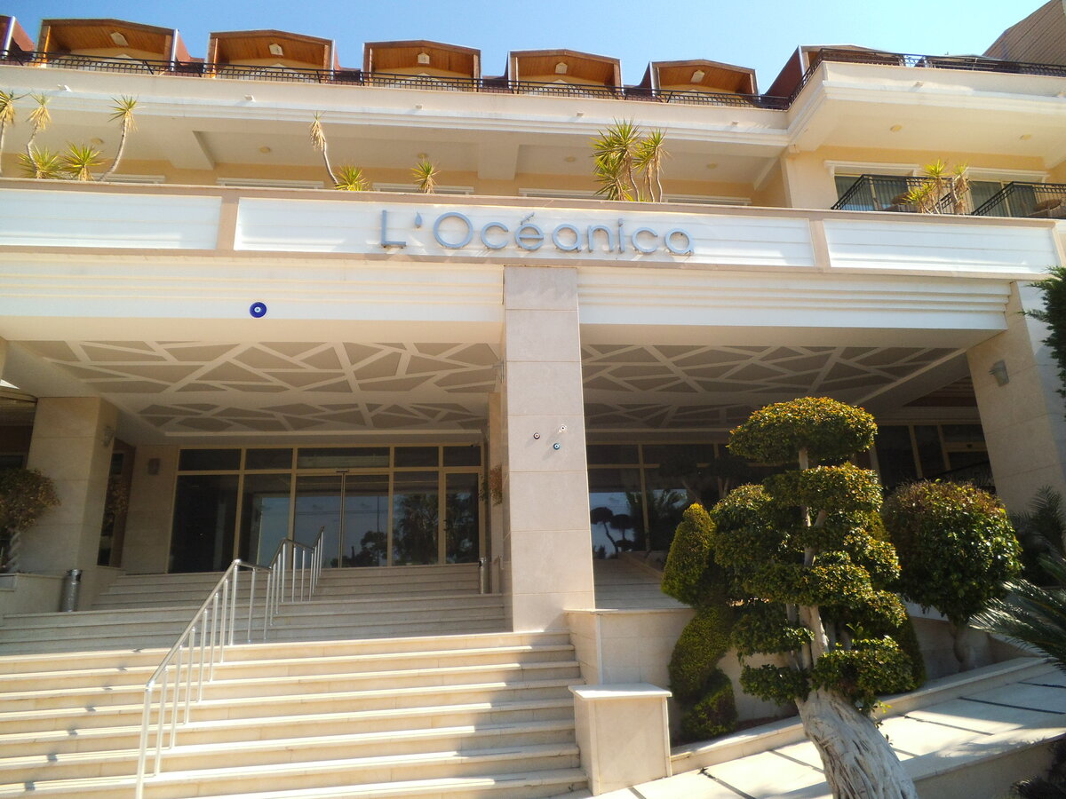 вход в главный корпус