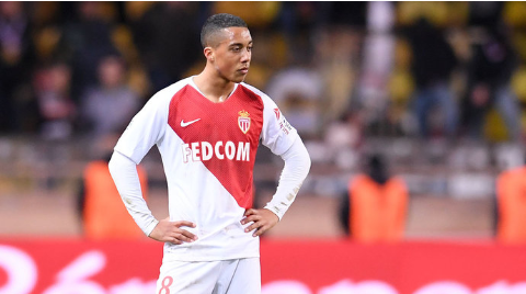 Полузащитник «Монако» Юри Тилеманс, на правах аренды выступающий в составе «Лестера», попал в сферу интересов «Манчестер Юнайтед». 
Сообщается, что руководство «МЮ» намерено приобрести Тилеманса на замену Полю Погба в случае возможного ухода француза.

В текущем сезоне 21-летний Тилеманс принял участие в 11 матчах АПЛ, забил три гола и сделал пять результативных передач.