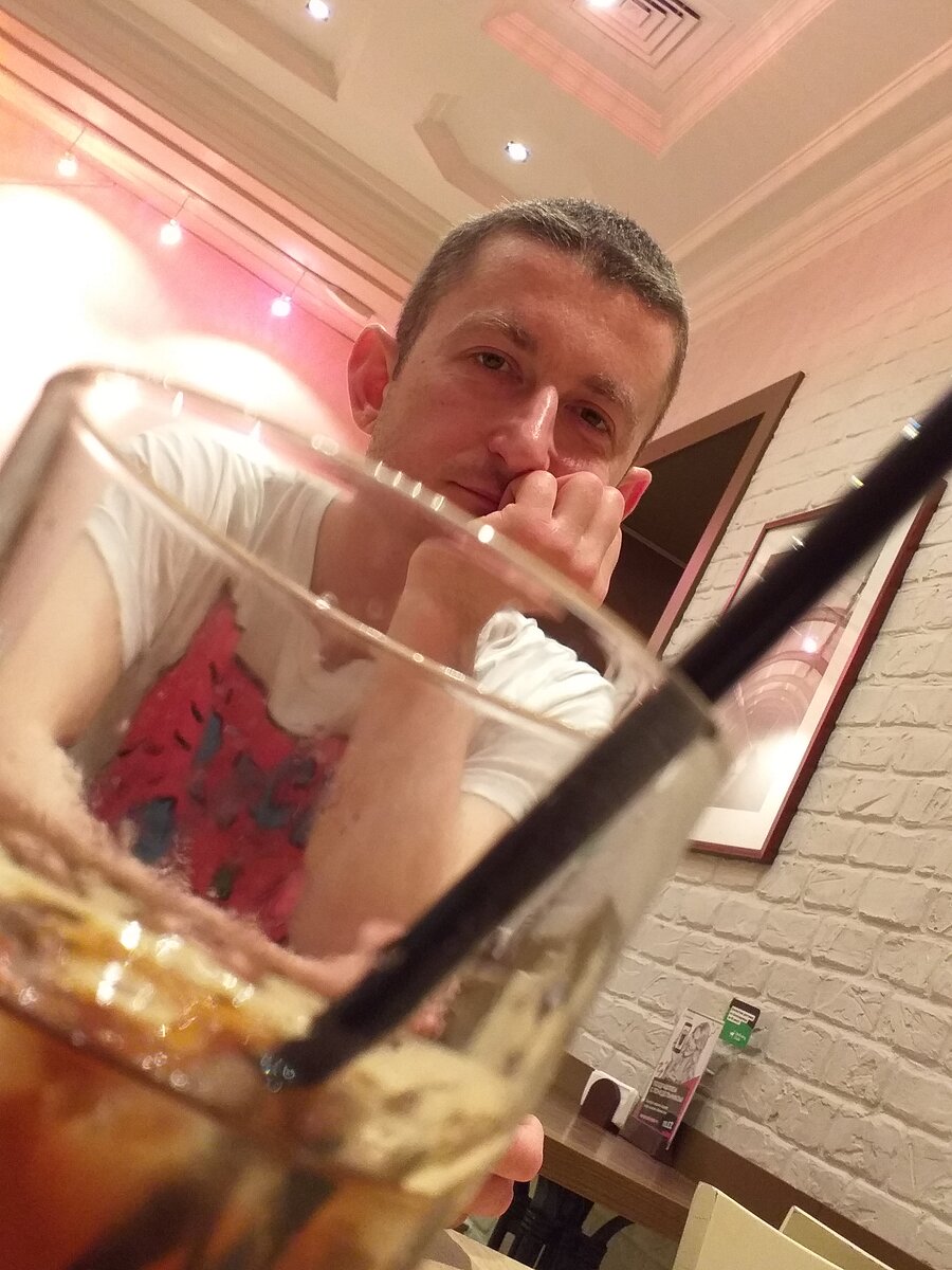 На вписке в кафе. Он, я и Куба Либре 