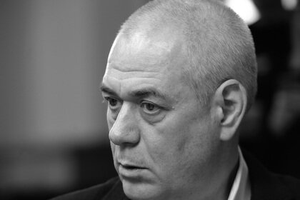    Российские СМИ сообщили о том, что Сергей Доренко скончался на 60-м году жизни. Он попал в аварию на своем мотоцикле 9 мая в Москве.  Журналист, главный редактор радиостанции "Говорит Москва" Сергей Доренко умер в Москве. Об этом РИА Новости сообщил информированный источник в медицинских кругах.   По данным собеседника агентства, смерть была естественной.   "Причина не в ДТП, хотя он и ехал на мотоцикле", - рассказал источник.  