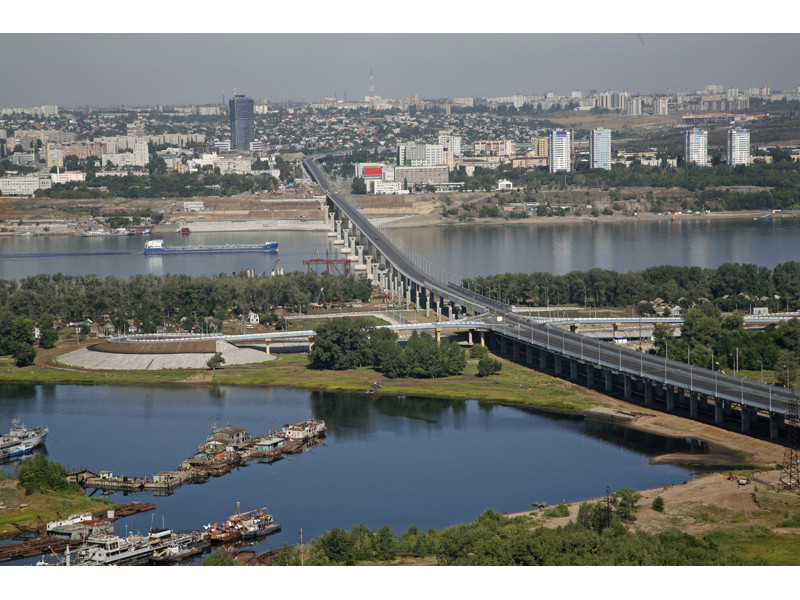 Левый берег 50. Волга река мост Волгоград. Мост через Волгу в Волгограде. Волгоградский мост мосты через Волгу. Танцующий мост в Волгограде.