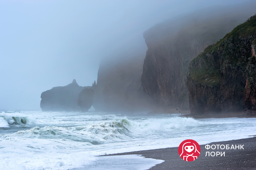 «Шторм на обрывистом скалистом побережье Японского моря»
 📷 Владимир Серебрянский / lori.ru/6384924