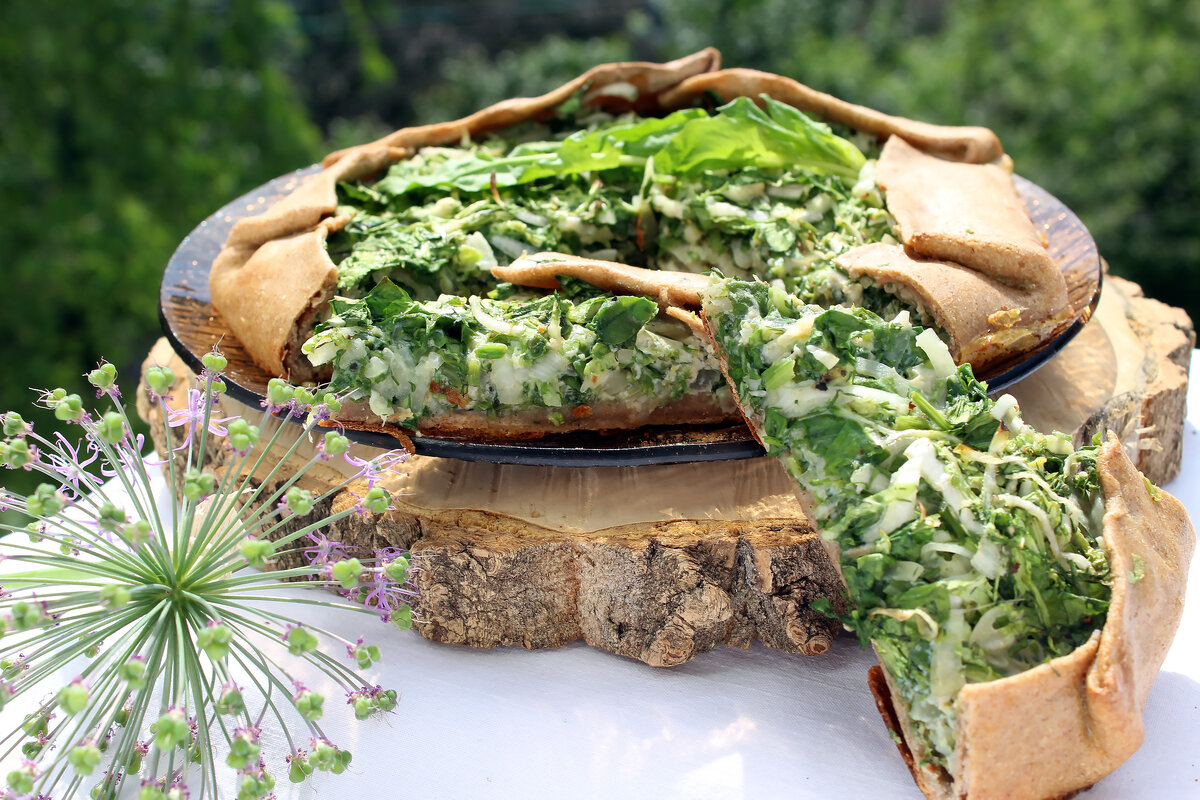 Ржаная галета с капустой, шпинатом и зеленью.