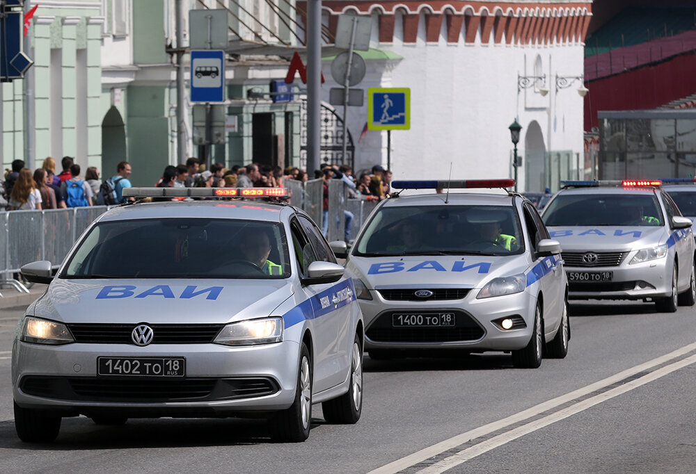 колонну возглавляют автомобили ВАИ - VW Jetta, Ford Focus