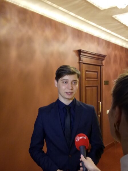   В музыкальном театре имени Яушева 24 и 25 мая состоялась премьера музыкального спектакля «Тётушка Чарли». Многие шли на него, хорошо зная советский фильм «Здравствуйте, я ваша тётя!» с неподражаемым Александром Калягиным. Однако сразу скажем, что фильм снят по мотивам пьесы Брэндона Томаса «Тётка Чарлея» и в нем «Донна Люсия» стала «Донной Розой». Спектакль же отличается от кино, но здесь вы тоже услышите коронные фразы, ставшие афоризмами. Ставить спектакль по столь известной пьесе — всегда большой риск и большая ответственность. Как примет зритель давно знакомые и полюбившиеся образы? Саранским артистам во главе с режиссером-постановщиком Дмитрием Маркиным удалось сохранить легкость пьесы. В спектакле есть все — отличная музыка Оскара Фельцмана на стихи поэта Роберта Рождественского, песни, танцы, сцены с переодеваниями. В одном спектакле играют как молодые актеры, так и народные, заслуженные мастера сцены. Все было очень органично, весело, задорно. Зрители, пришедшие на премьеру, отлично встретили «Тётушку Чарли», и дружные аплодисменты — отличное тому подтверждение. Каждый покидал театр в отличном настроении. Кстати, «Тётушка Чарли» играется в двух составах, и каждый — хорош по-своему. — Мне повезло с командой. У нас была классная, интересная команда, молодой состав артистов, — говорит режиссер спектакля Дмитрий Маркин. — Хочу сказать спасибо и художникам спектакля, балетмейстеру, артистам, музыкантам… «Тётушка Чарли» — добрый спектакль. Сейчас поток информации немного агрессивный, людям не хватает внимания, теплоты, светлых и добрых чувств. В спектакле мы задаем вопрос — можно ли купить любовь и дружбу за деньги? А если можно купить, то настоящая ли это любовь? Мы стараемся не учить зрителя, а просто навести его на размышления. Найти ответы на эти вопросы может каждый зритель, пришедший на мюзикл «Тётушка Чарли». И хотя музыкальный театр уже закрыл сезон, однако 7 июня, накануне матча между сборными России и Сан-Марино, «Тётушка Чарли» вновь на сцене. Так что не пропустите! Режиссер спектакля Дмитрий Маркин перед премьерой пообщался с журналистами «ВС» и ответил на несколько вопросов. — Дмитрий, расскажите немного о себе. — Я родился в 1994 году в Саранске, окончил лицей № 7 и музыкальную школу № 6 по классу фортепиано, сейчас я — студент пятого курса Российской академии театрального искусства, учусь в мастерской Дмитрия Бертмана. «Тётушка Чарли» — это мой дипломный спектакль. Мне 25 лет, я еще молодой, юный… — Почему решили связать свою жизнь с театром? — Потому что театр — это самое честное искусство, которое есть. Фактически артист выходит на сцену и обнажает свою душу перед зрителями. Зрителя очень сложно обмануть, он чувствует фальшь, замечает мимолетный взгляд не туда. Зритель чувствует и знает все. Нельзя думать, что зритель ничего не понимает и не осознает, это не так, зритель обычно начитан и образован. Всегда надо ставить спектакли и работать на умного зрителя. Такой умный зритель всегда сидит в нашем зале. — Есть ли у вас любимый спектакль, на который вы ходили несколько раз? — Я стараюсь на все спектакли ходить несколько раз. Первое впечатление может быть обманчиво. Мне интересна и работа режиссера, и как работает артист, есть ли изменения в том, как он создает свою роль. Ведь роль артиста еще не готова даже на пяти премьерных спектаклях, она развивается, обрастает особыми приемами, фразами. Артист — он слышит и чувствует реакцию зрителя, даже если нет никаких смешков или вздохов, другой звуковой информации от зрителя, мы все равно получаем от них энергетику. Я не могу это точно объяснить… Эта энергетика, как волна, идет от зрительного зала. — Тогда почему выбрали поприще режиссера, а не артиста? — Мне нравится работать с артистами. До того как начать работу с артистом, надо перелопатить горы материала. Как минимум — прочитать про композитора, про либреттиста, узнать, где раньше пьеса ставилась. Каждого персонажа надо детально разобрать с ног до головы и обратно, как говорится, перебрать его по кусочкам. Знаете, хирург во время работы разрезает плоть, смотрит, в чем проблема, пытается эту проблему устранить и сделать так, чтобы этот человек в будущем жил хорошо и не задумывался о своих болячках. Режиссер делает практически то же самое. Он пытается соединить всех персонажей. Артист же работает над одной ролью, ищет образ, зерно одной только роли, режиссер ищет зерно в каждом образе. — Каково вам, молодому, работать с артистами, которые старше вас, имеют различные звания? — Если бы я что-то говорил и делал не то, меня бы сразу подняли на дыбы. В любом случае нужно находить контакт — и с состоявшимися артистами, и с начинающими. Главное найти общее связующее звено. Это могут быть разговоры об опере, оперетте, каких-то других спектаклях, книгах, фильмах и т.д. Но контакт с артистом обязательно нужно найти, как и артист должен найти контакт со мной как с режиссером. — Первый опыт постановки не разочаровал? — Я всегда знал, что театр — это моё. Я люблю этим заниматься. Если бы я не любил это дело, я бы ушел в какую-нибудь другую профессию. Я пришел в эту профессию не за славой, не за деньгами, а только потому, что мне нравится работать с актерами, с музыкой и с литературой. Режиссер не выходит на сцену, и вся его заслуга — за кулисами. Если артист вышел на сцену и зритель его принял, артист — молодец, и мне сразу становится легче и спокойнее на душе. Я всегда очень сильно волнуюсь за всех персонажей, за всех артистов. — На вашу премьеру придут близкие, родители… — Да, еще на премьеру приедет знакомый режиссер Полина Бертен, с которой мы вместе поедем в Тулу. Чьё мнение для меня важно? В первую очередь важна реакция зрителей. Я очень волнуюсь по поводу того, что скажут папа с мамой, потому что они ни разу не были ни на одном моем концерте, спектакле или репетиции. — Они поддержали вас в выборе профессии? Как родители отнеслись к тому, что вы бросили учебу в МГУ им. Огарева и отправились в Москву? Не отговаривали? — Родители меня поддерживали. Конечно, они считали, что мне нужна другая профессия, более серьезная… — Сварщика? — Нет, не сварщика, например, юриста или экономиста. То есть они хотели для меня ту профессию, которая прокормит. Моя мама — Нина Семеновна Маркина — воспитатель в детском саду, папа — Сергей Николаевич Маркин — работник правоохранительных органов в отставке. Папа, конечно, хотел для меня более серьезную профессию, но он сказал: «Я из деревни, всего добился сам. Мне твоя профессия незнакома, но если ты хочешь этим заниматься — занимайся, мы тебя с мамой всячески поддержим». И они всегда меня поддерживают. 