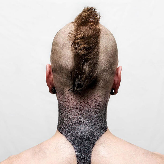 Тату на шее сзади Источник фото: instagram.com/artistmono