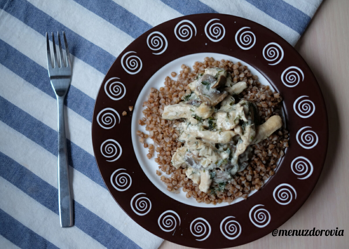 Пряная куриная грудка, тушеная в сметане