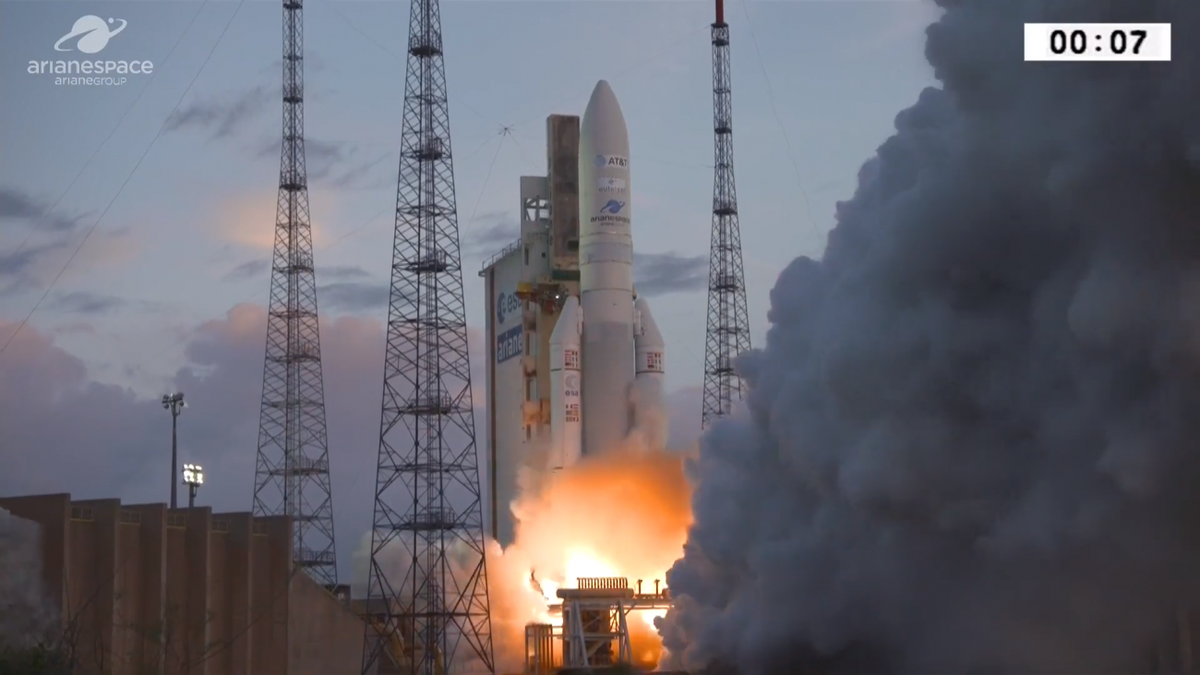 На снимке: запуск ракеты Ariane 5 со спутниками AT & T T-16 и EUTELSAT 7C. Источник: Arianespace. 