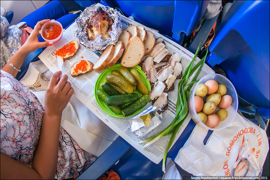 Что можно брать из еды в самолет. Еда в поезд. Стол в поезде с едой. Набор продуктов в поезд. Продуктовый набор в поезде.