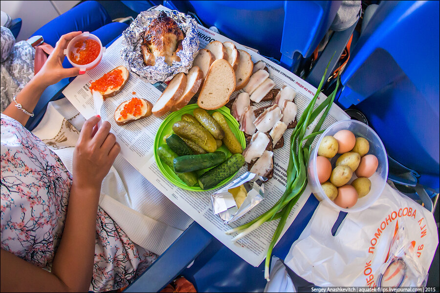 Что можно есть в поезде. Еда в поезд. Набор продуктов в поезд. Перекус в поезд для ребенка. Набор еды в поезд.