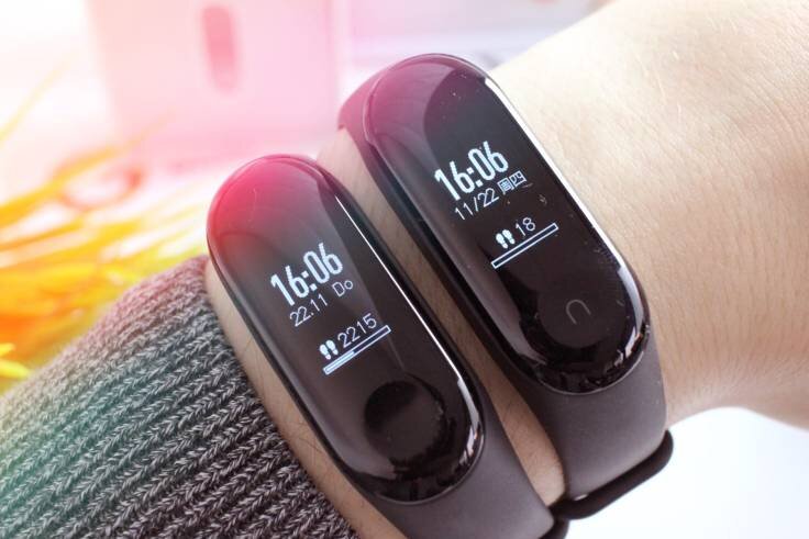Mi Band 3(слева) и Mi Band 4(справа). На первый взгляд, они практически идентичны