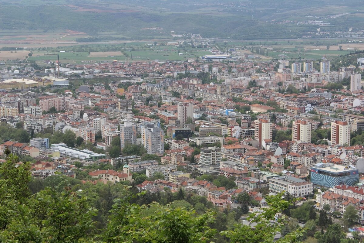 Вид на Благоевград с высоты Креста, май 2019 г. Обычный небольшой город.