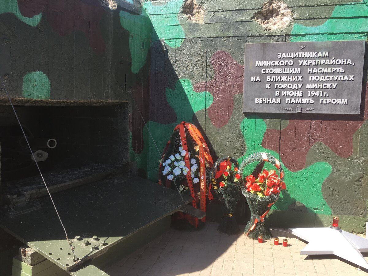 Пока по всей стране спорят о том ставить или сносить памятники Сталину, в Беларуси его фамилия стала брендом, который приносит деньги от посещений тысяч реальных, а не мифических туристов. Термин «Линия Сталина» существовал только в западной прессе и немецкой пропаганде. В СССР это была система укреплённых районов на границе. Строились они с 1928 по 1939 годы. Большая часть состояла из системы долговременных огневых точек вооружённых пулемётами и легкими орудиями. Когда начинали её строить о танковой войне не было и речи. Готовились противостоять пехоте и кавалерии. 