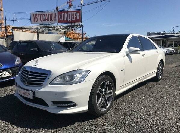 Примерно за 1 000 000 рублей сейчас можно купить неплохой Мерседес Бенц в кузове W221 в рестайлинге после 2009 года, но это не совсем то, на что прохожие будут оборачиваться на улице. Хотя Мерседес – это Мерседес, тем более S-класс