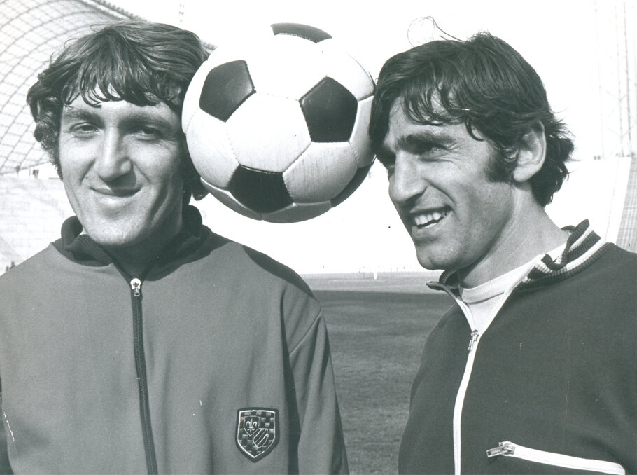 На фото слева. Фото взято с sport.mediamax.am